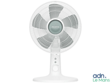 une photo d'un ventilateur de table blanc posé sur un pied blanc