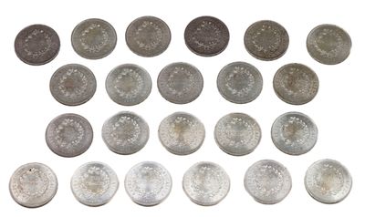 une image représentant un groupe de pièces de monnaie sur fond blanc