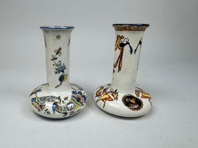 deux vases posés côte à côte sur une surface blanche