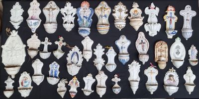 une photo représentant une collection de vases en porcelaine sur fond noir
