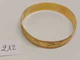 gros plan d'un bracelet en or portant une étiquette de prix