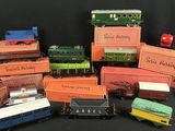 un grand nombre de trains miniatures posés sur une table