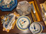 de nombreuses assiettes et bols posés sur une table, avec un couteau et une fourchette