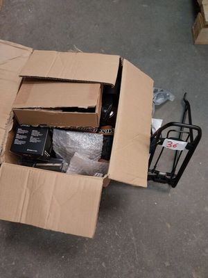 une boîte en carton contenant un certain nombre d'objets