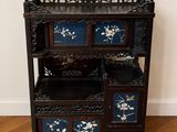 une image représentant une armoire en bois ornée de fleurs bleues et blanches