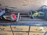 un tas d'outils posés sur une armoire