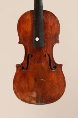 un vieux violon avec un archet accroché à son dos