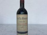 une bouteille de vin posée sur une table