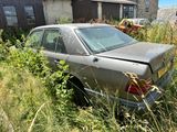 une voiture garée dans l'herbe devant une maison