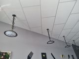 une horloge suspendue au plafond d'un restaurant