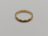 gros plan d'une bague en or sur une surface blanche