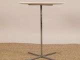 une image représentant une petite table ronde avec un piètement en métal