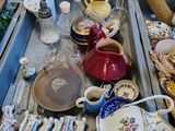 un plateau rempli de vaisselle et d'ustensiles posé sur une table