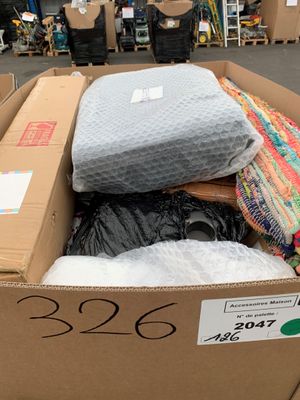 une boîte en carton contenant de nombreux objets