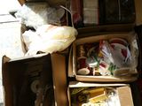de nombreuses boîtes de nourriture posées par terre