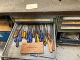 de nombreux outils dans le tiroir d'un établi