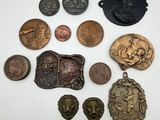 une collection de pièces en bronze et d'autres objets en métal