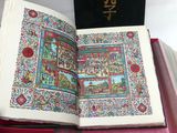 un livre ouvert posé sur une table