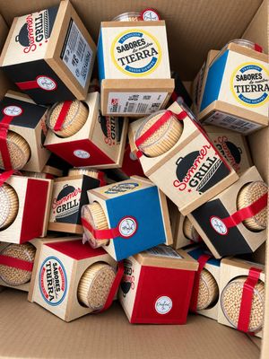 une boîte en carton remplie de biscuits qui s'y trouvent