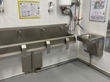 une photo de toilettes publiques avec un lavabo et des toilettes