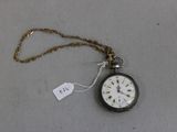 une petite montre de poche munie d'une chaîne