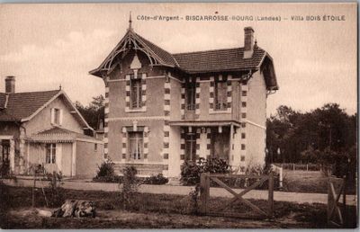 une vieille photo d'une maison devant laquelle se trouve un cheval