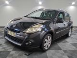 la photo d'une petite voiture noire garée dans un garage