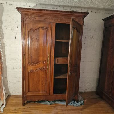 une armoire en bois dans le coin d'une pièce