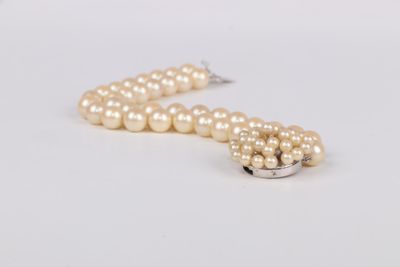 gros plan d'un collier de perles sur une surface blanche
