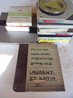 une pile de livres posée sur une table à côté d'un magnétophone