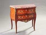 une commode ancienne avec un plateau en marbre posée sur un socle