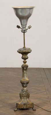 un vase en argent posé sur une table en bois