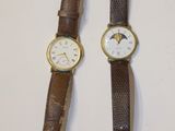 deux montres posées l'une à côté de l'autre sur une table