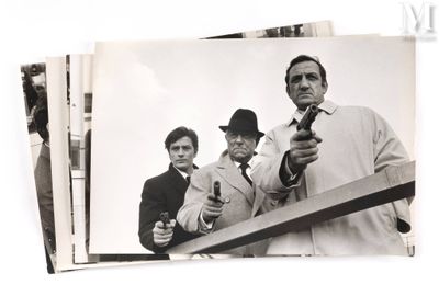 trois photos en noir et blanc représentant un homme armé et deux autres hommes