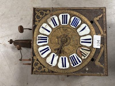 une horloge posée par terre dans la pièce
