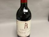 une bouteille de vin posée sur une table