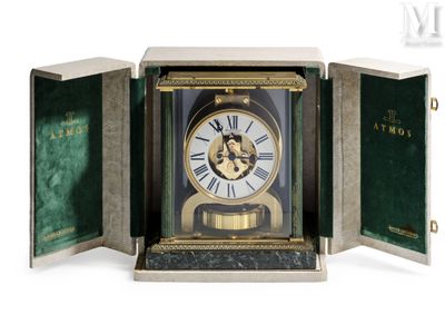 une horloge qui se trouve à l'intérieur d'un boîtier