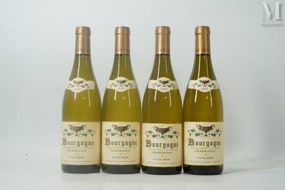 quatre bouteilles de vin sont alignées sur une surface blanche