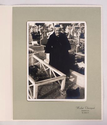 une photo en noir et blanc d'un homme debout dans un cimetière