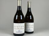 deux bouteilles de vin posées l'une à côté de l'autre sur une table