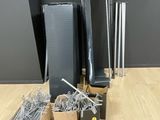de nombreuses pièces métalliques posées sur une table, à côté d'une boîte de vis