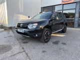 une Dacia noire garée devant un immeuble