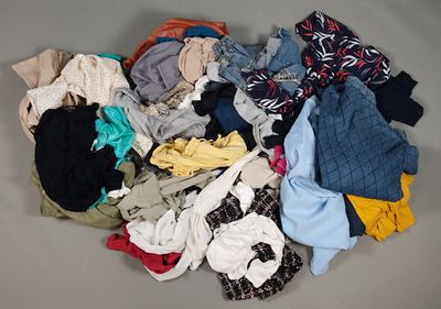 Fripe et vêtements d'occasion : Un ensemble d'environ 50 vêt…