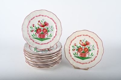 SAINT CLEMENT. Suite de quatorze assiettes en faïence à déco… - Photo 1