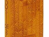 un vieux livre avec une couverture dorée sur fond blanc