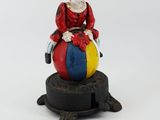 une figurine représentant un clown assis sur une balle