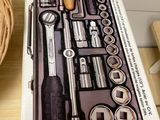 une boîte à outils posée sur une table, avec un panier à l'arrière-plan