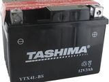une batterie de moto noire sur fond blanc