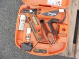 une mallette orange contenant une agrafeuse, une agrafeuse, un pistolet à clous et d'autres outils