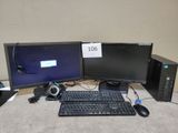 deux écrans d'ordinateur et un clavier sur un bureau